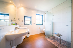 Badezimmer mit Dusche und Sauna