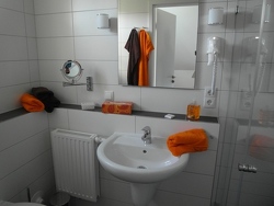 ...mit direkt angeschlossenem Bad/Dusche