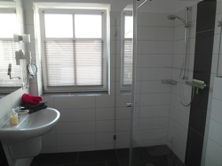...mit dem zweiten großen Bad/Dusche